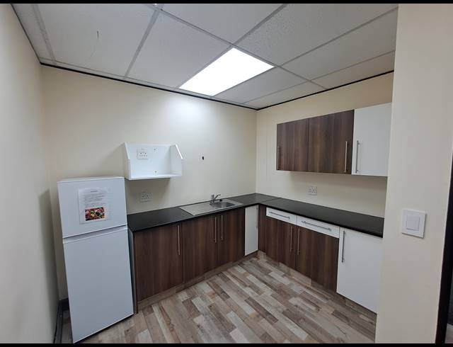 174M² OFFICE TO LET IN DUNKELD WEST